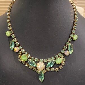 Elegant Green Crystal and Gold Tone Necklace